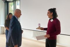 Erfreut nimmt Nagi Mahammadzade den Preis für das beste Forschungsprojekt entgegen | Foto: DiGGefa